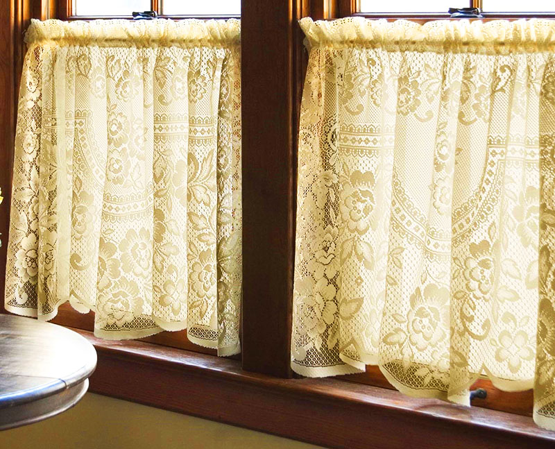 До сих пор в окнах некоторых домов можно увидеть кружевные занавески – в некоторых семьях текстиль передаётся из поколения в поколение