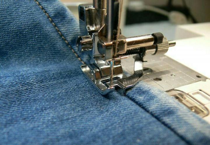 Пара строчек на швейной машинке и джинсы превращаются в юбку
