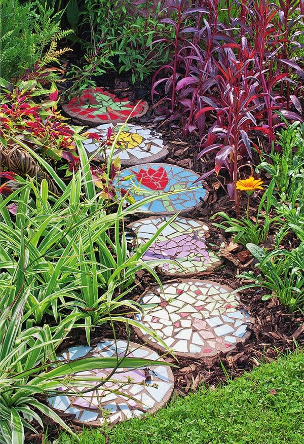 Садовая дорожка с мозаичным декором. Фото: Marion Nickig