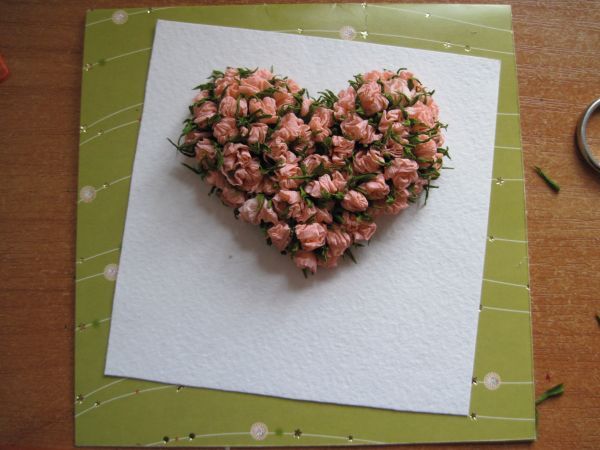 Розы из гофрированной бумаги для открытки «С любовью…»