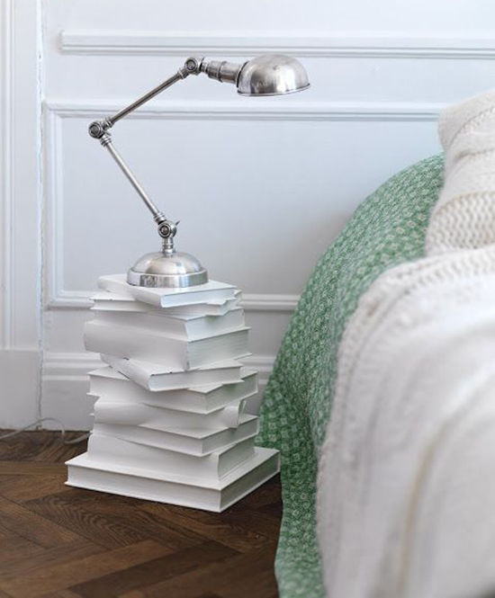 Прикроватный столик: 37 крутых идей для вашей спальни