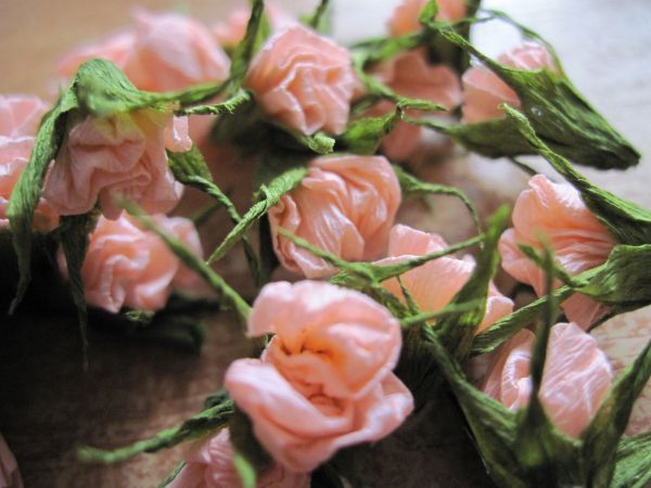 Розы из гофрированной бумаги для открытки «С любовью…»