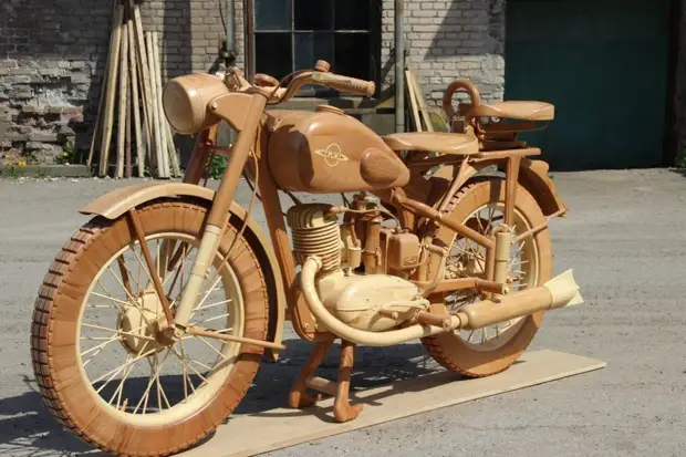 Юрий Хвтисишвили создал точную деревянную копию легендарного советского мотоцикла ИЖ-49