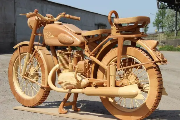 Юрий Хвтисишвили создал точную деревянную копию легендарного советского мотоцикла ИЖ-49
