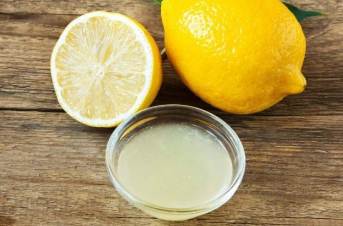 Лимонный сок поможет растворить и размягчить жвачку / Фото: ru174.ru