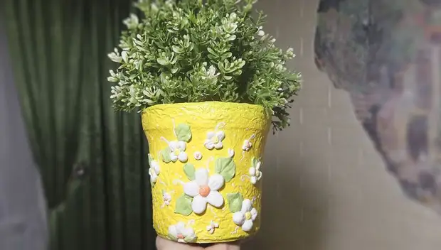 Необычный горшок для цветов из пластикового ведра для изысканного интерьера