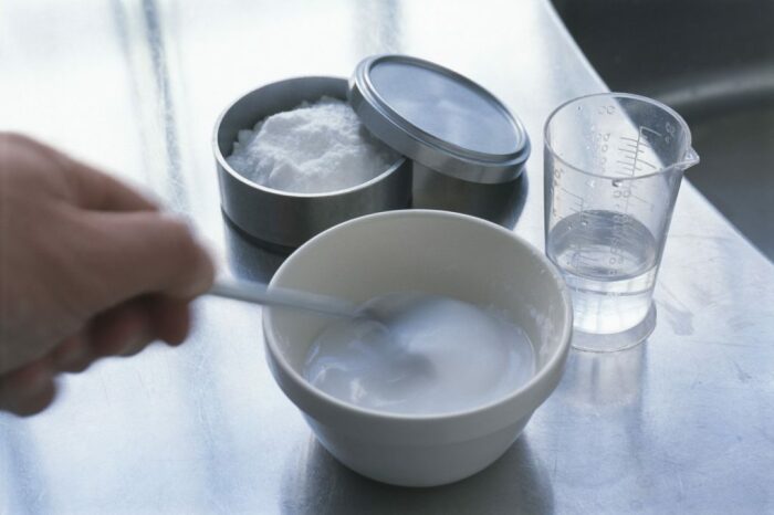 Смешать необходимо соду с водой до консистенции однородной кашицы / Фото: ebestpicks.com