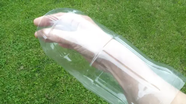 Пластиковая варежка из бутылки. Фото автора 