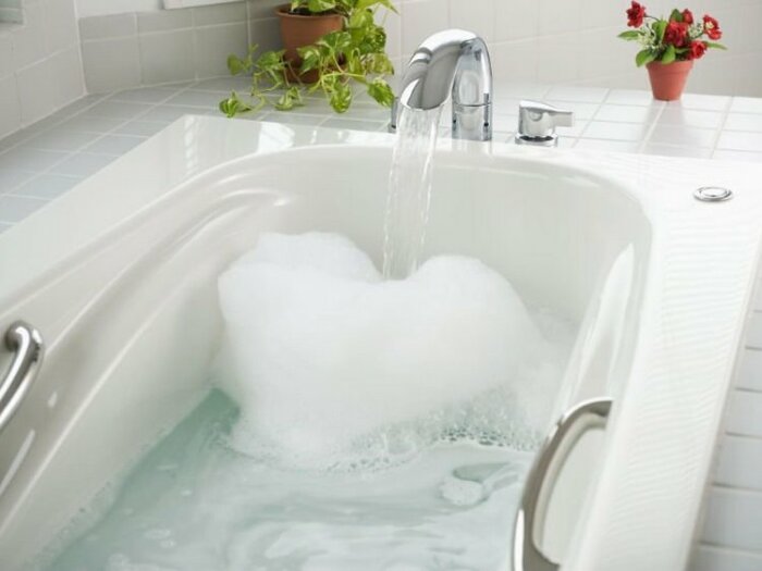 В процессе эксплуатации на стенках ванны образуется налет / Фото: krovati-i-divany.ru