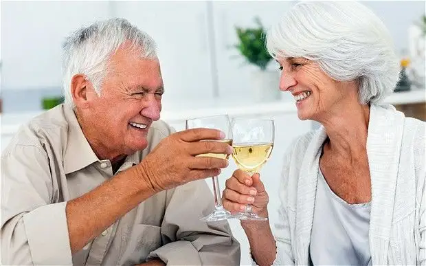 Ученые шокировали новым открытием: выпивка для пожилых людей полезнее спорта