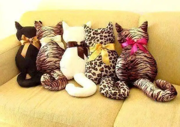 Декоративные подушки-коты