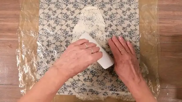 Как превратить бумажную салфетку в пластичный материал для декорирования