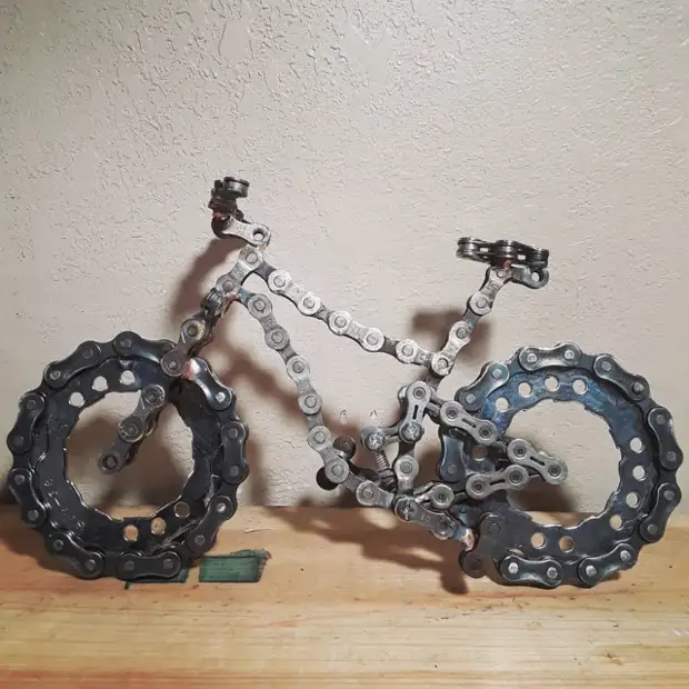 Металлические скульптуры из старых велосипедных цепей