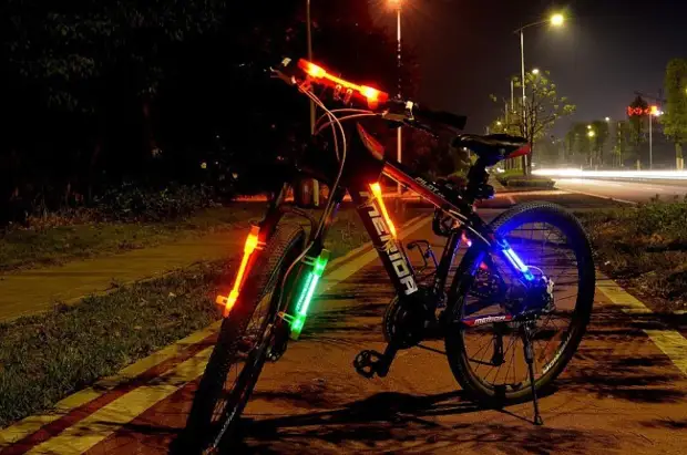 Простая подсветка-фонарик на велосипед для вечерних прогулок