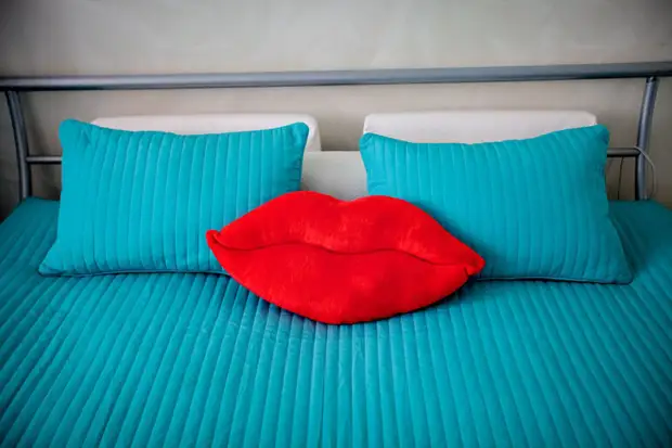 Шьем мягкую и роскошную подушку в форме губ