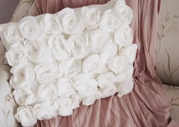 Диванная подушка — место тысячи снов любви!