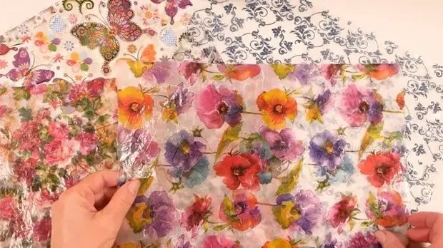 Как превратить бумажную салфетку в пластичный материал для декорирования