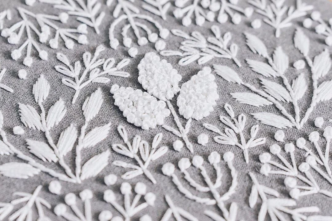 Ботаническая орнаментальная вышивка, похожая на гравюры: рукодельный instagram недели