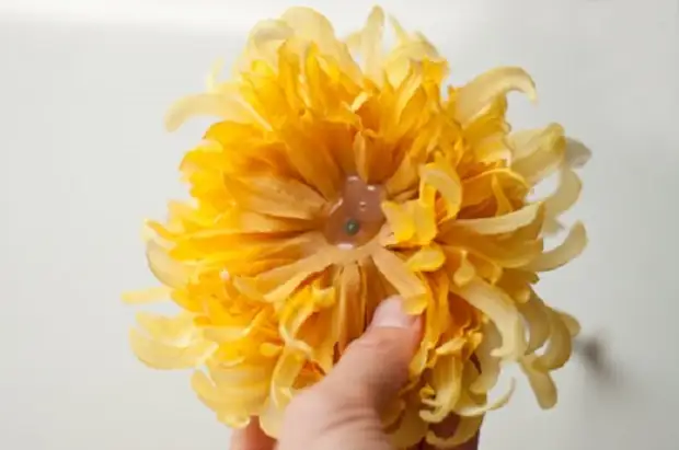 Что делать, если жаль выбрасывать искусственные цветы
