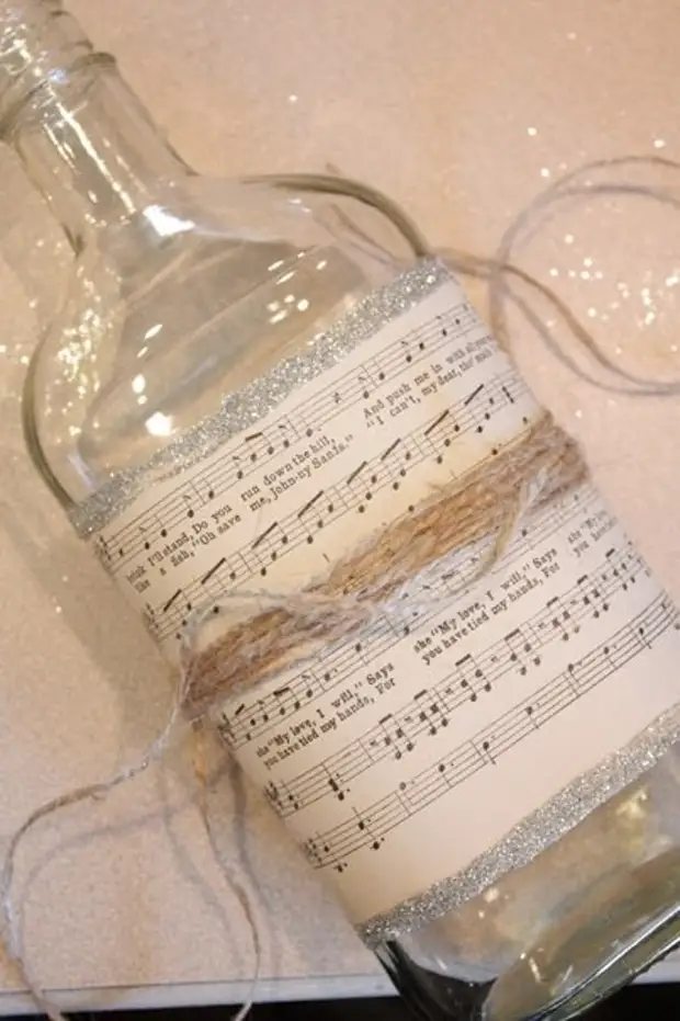Интересный новогодний декор бутылок с помощью кружев и нот
