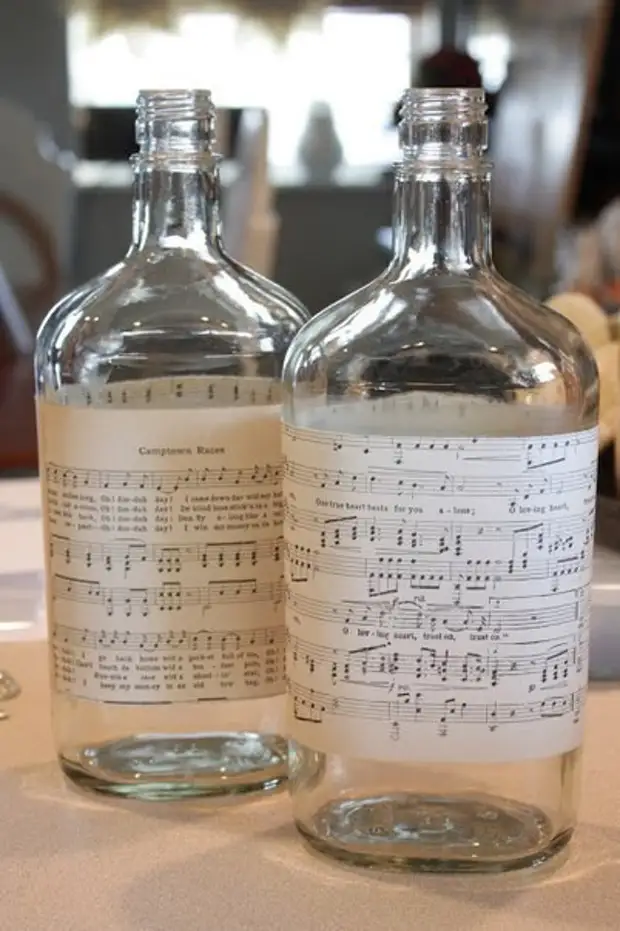 Интересный новогодний декор бутылок с помощью кружев и нот