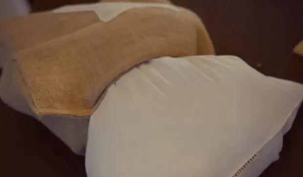 Подушка из мешковины своими руками за 30 минут