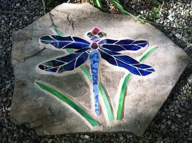 Стрекоза, которая украшает сад. /Фото: retete-usoare.eu