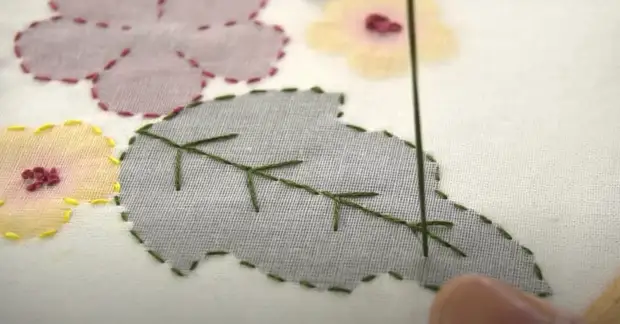 Мастер-класс: как использовать в вышивке искусственные цветы