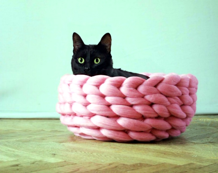 Плетеная лежанка для кота