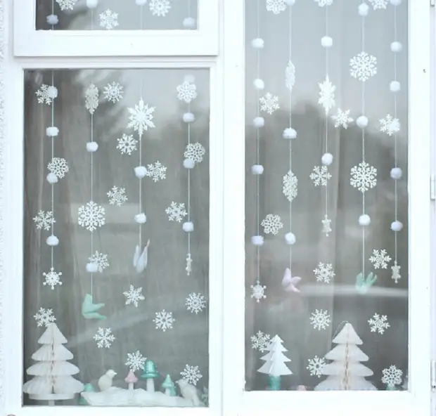 Праздничное настроение: как украсить окна на Новый год