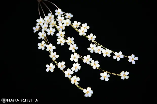 Hana Scibetta: в её руках распускаются цветы