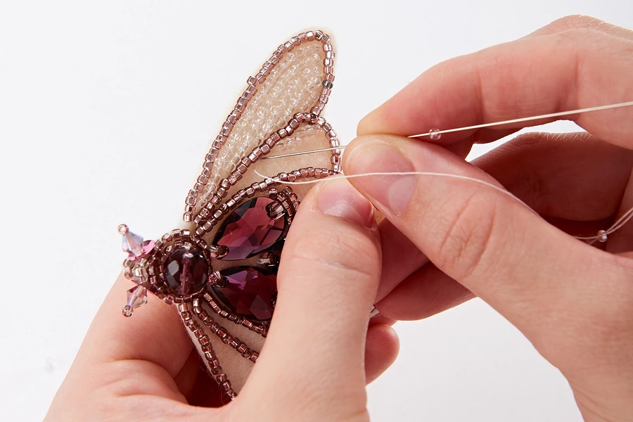 Бабочка-мотылёк: брошь из бисера и пайеток своими руками