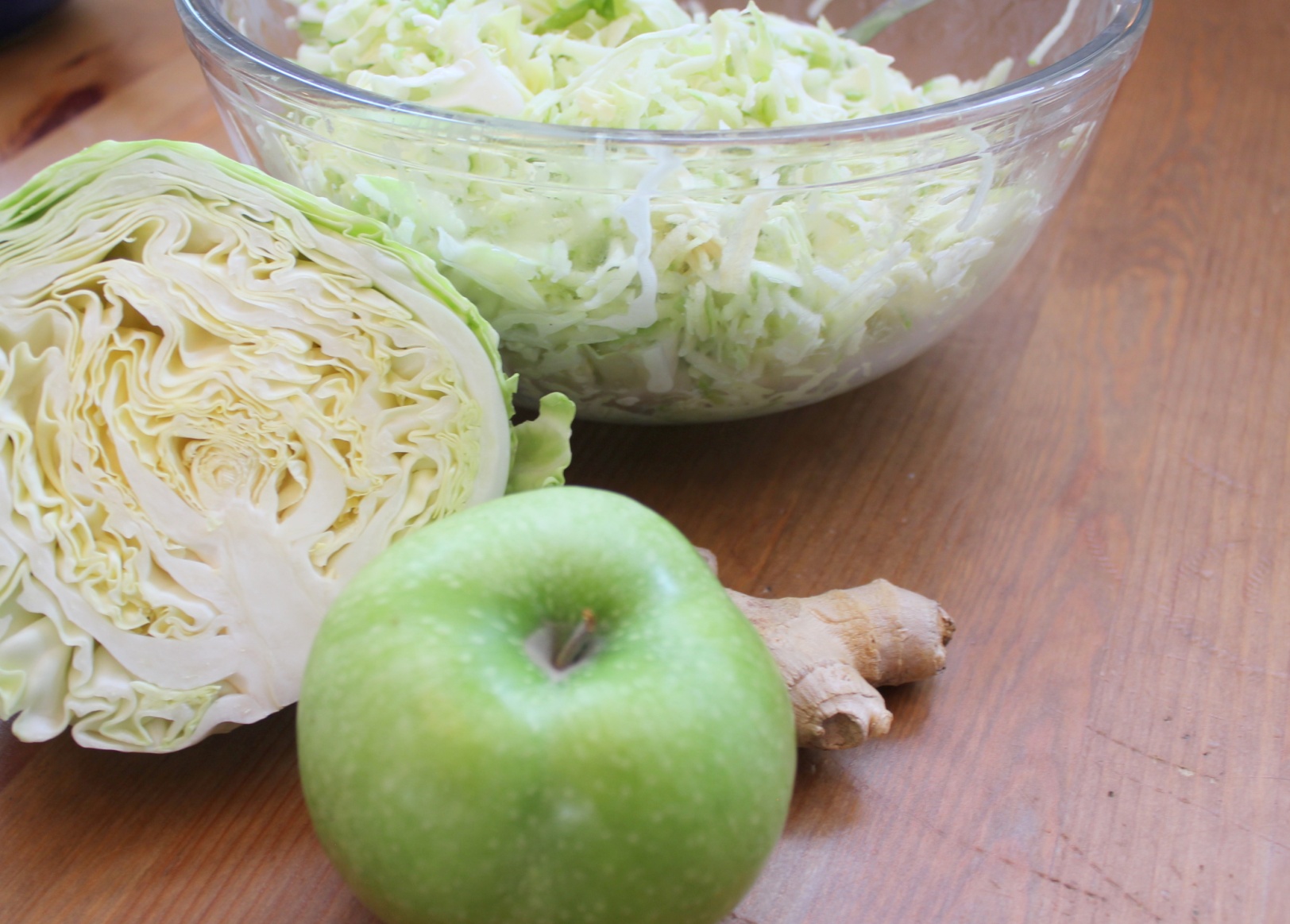 https://healthhomeandhappiness.com/wp-content/uploads/2016/01/Green-apple-and-cabbage-slaw-with-ginger-dressing.jpg