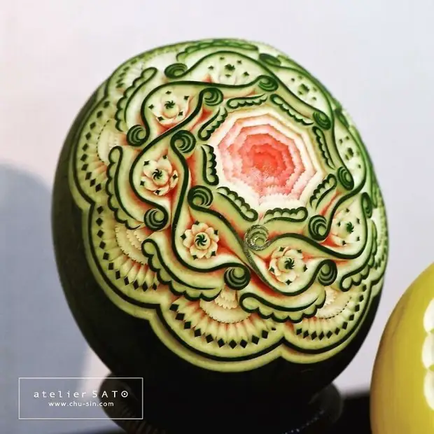 Потрясающее искусство: художница вырезает тайские узоры на фруктах и овощах
