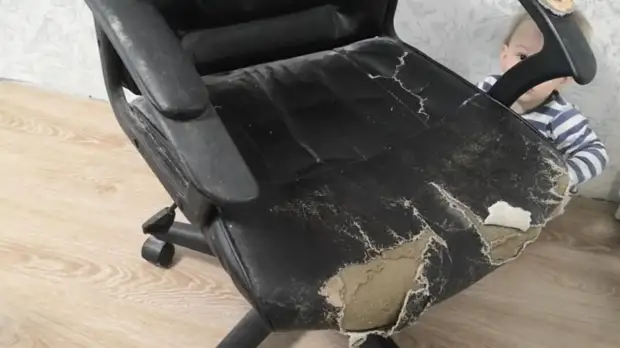 Девушка взяла потрёпанное офисное кресло и сделала из него конфетку