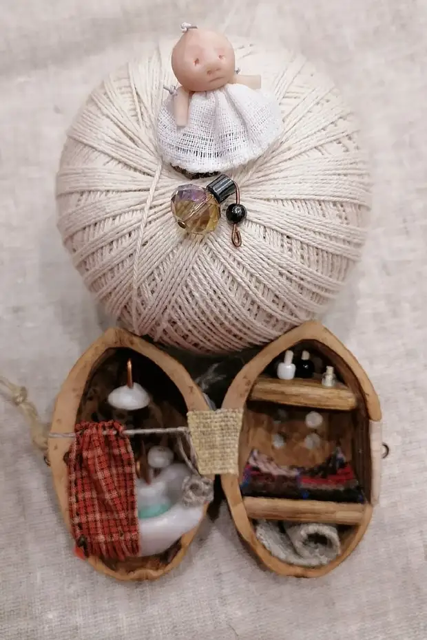 Мир внутри орешка. Невероятные кукольные домики внутри грецких орехов делает мастерица из Архангельска