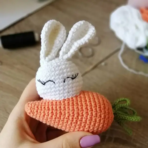 Милый вязаный зайчик с морковкой от Татьяны Лысенко