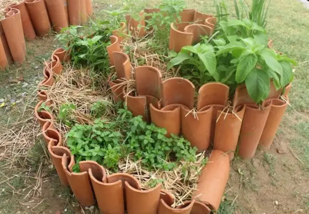 7 нетипичных идей, как украсить садовые бордюры из подручных материалов