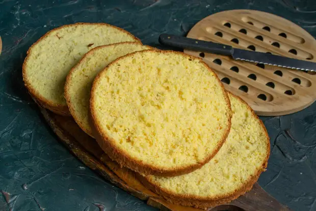 Праздничный бисквитный торт с заварным кремом и взбитыми сливками