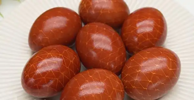 Бинт и шелуха: идея оригинальной окраски яиц на Пасху (без использования химии)