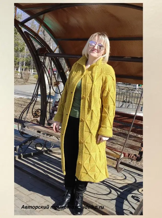 Модное вязаное пальто с ромбами + описание
