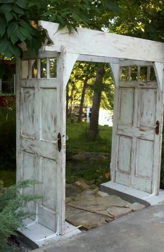 Нетривиальная задумка по переделке старой двери в саду