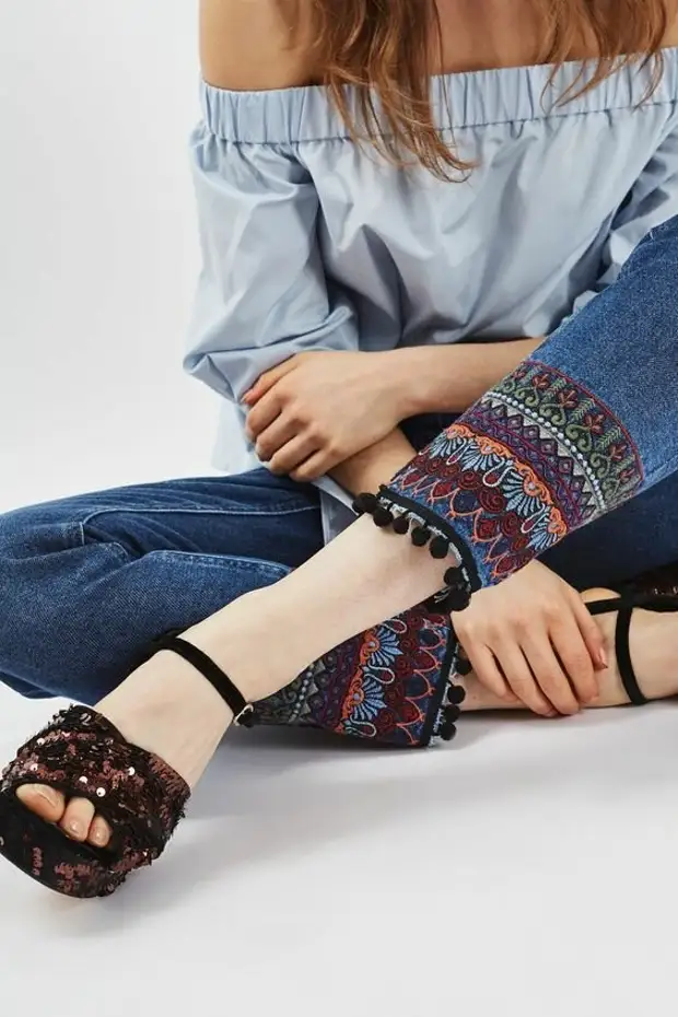 Вышедшие из моды джинсы рукодельница может превратить в супер модную вещь! Идея для вдохновения!