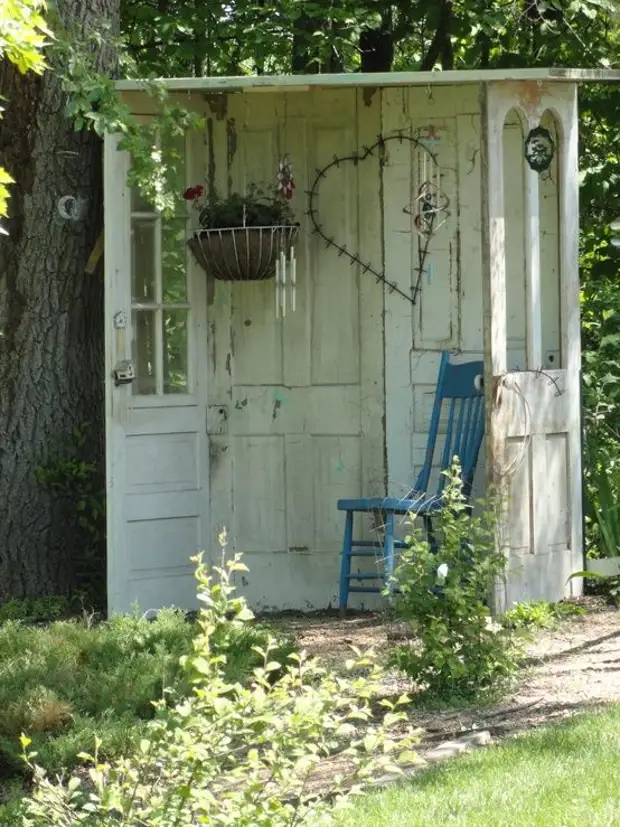 Нетривиальная задумка по переделке старой двери в саду