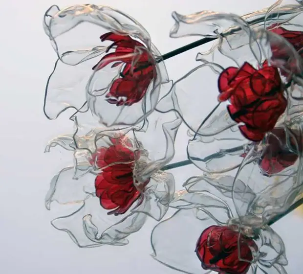 Простые цветы из пластиковых бутылок: 25 фото-идей