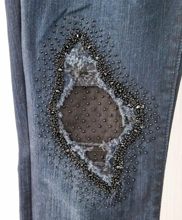 Декор дыр на джинсах: 11 фотоидей