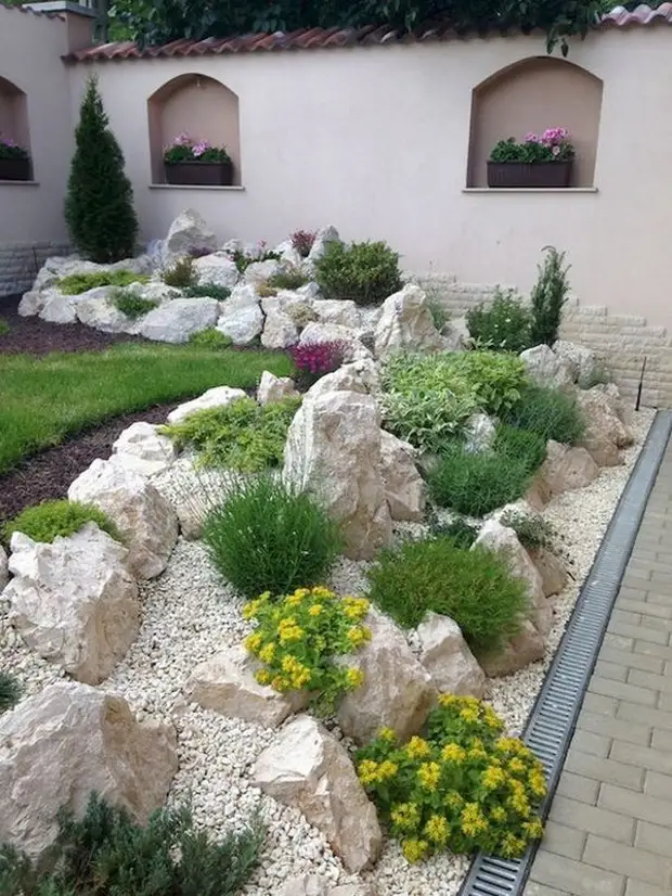 45 эффектных идей, чтобы украсить двор камнем и щебнем