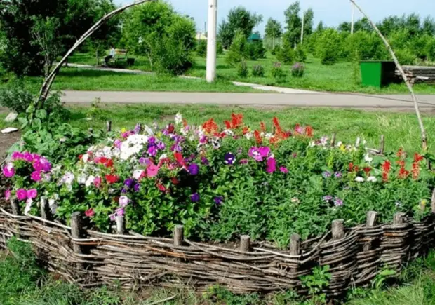 7 нетипичных идей, как украсить садовые бордюры из подручных материалов