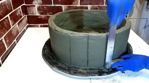 Секрет создания цементного кашпо «Бочонок»