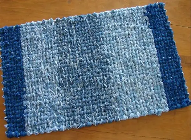 12 уникальных способов сделать стильные коврики из джинсы
